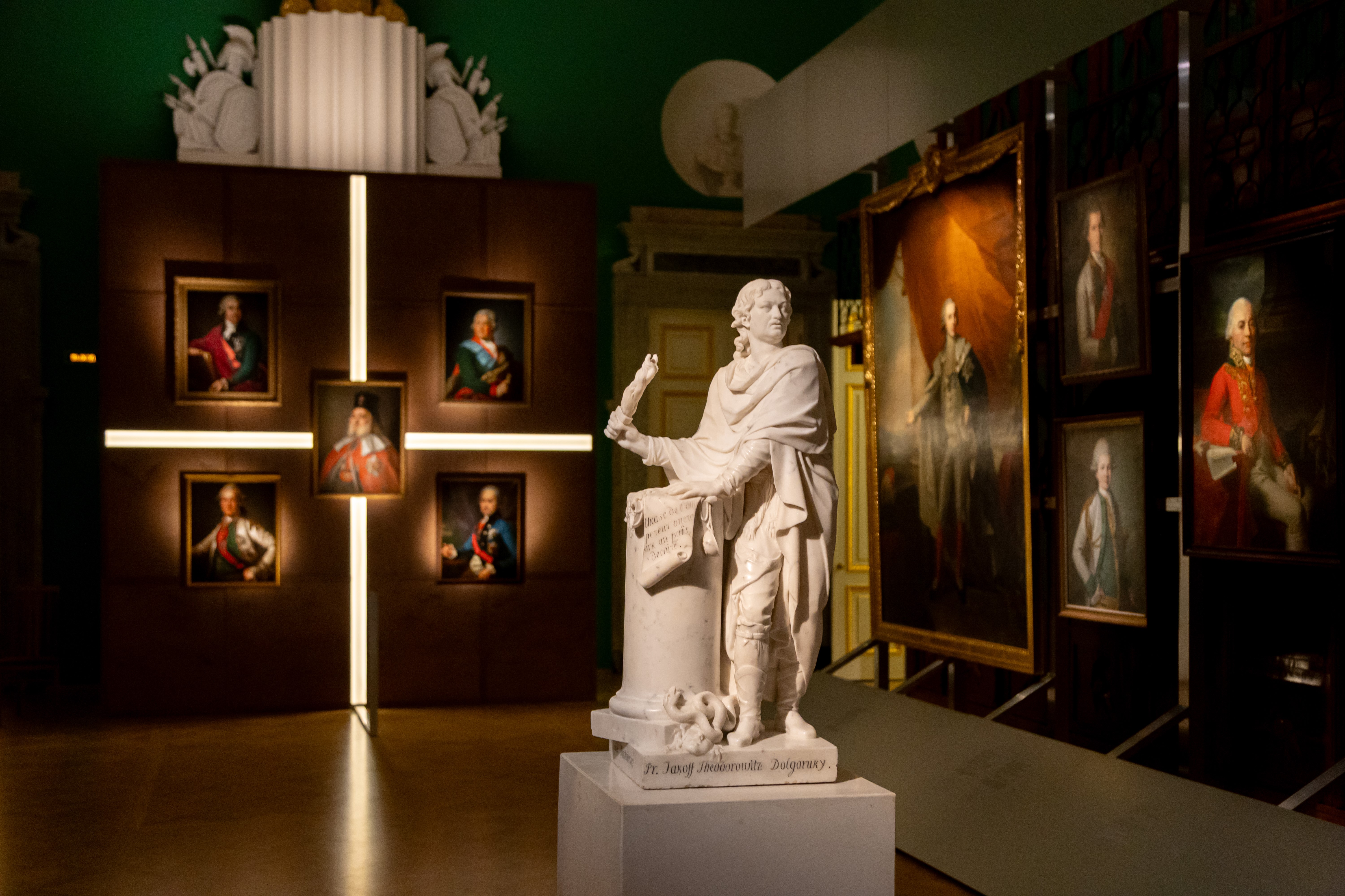 Русский музей открыл выставку  «В зеркале судьбы. Русский исторический портрет» в парадных залах Михайловского (Инженерного) замка